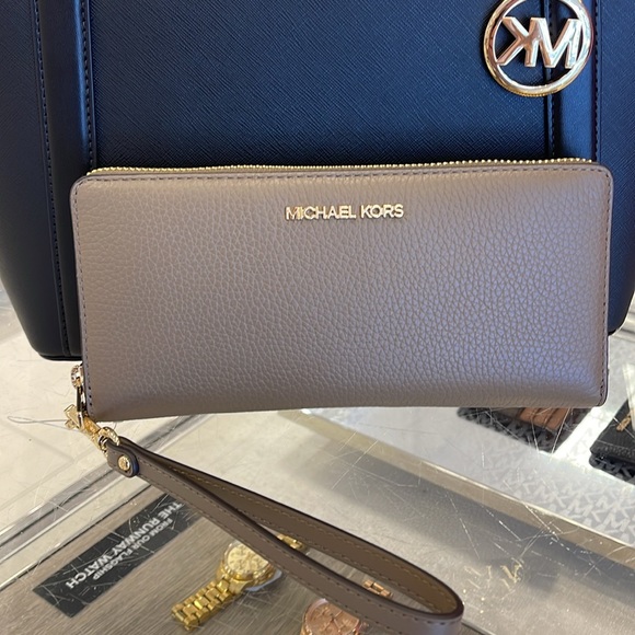 MICHAEL KORS
Leather Continental Wristlet Phone Case Wallet
Dusk
NWT - Picture 15 of 16